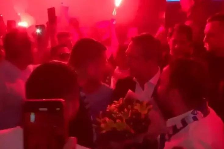 Ali Koç'a meşaleli karşılama! Söylenen o beste dikkat çekti
