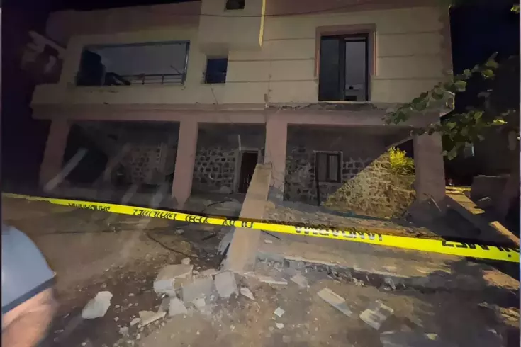 Diyarbakır'da bir evin balkonu çöktü, 2'si çocuk 5 kişi enkaz altında kaldı