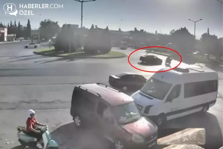 Otomobilin çarptığı motosiklet sürücüsü metrelerce sürüklendi