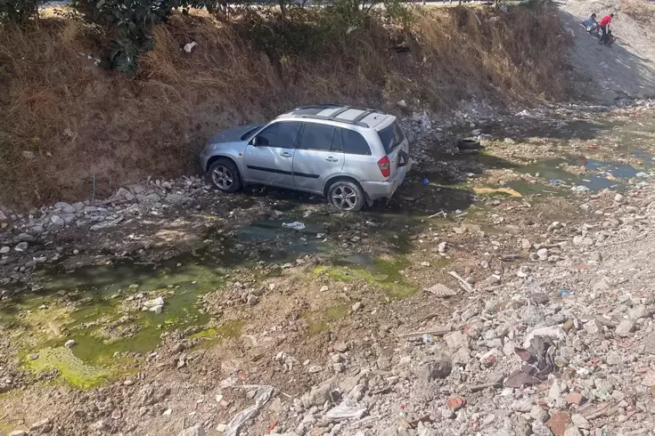 Çocuklar tarafından el freni indirilen araç dereye uçtu