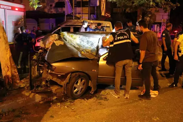 Denizli'de otomobil ağaca çarptı: 2 ölü, 1 ağır yaralı