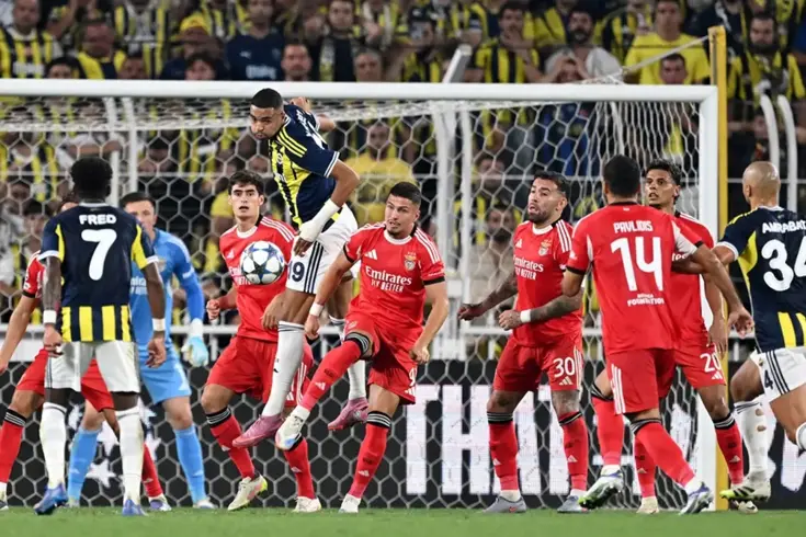 Atılan manşetler bomba! Bütün ülke Fenerbahçe-Benfica maçını konuşuyor