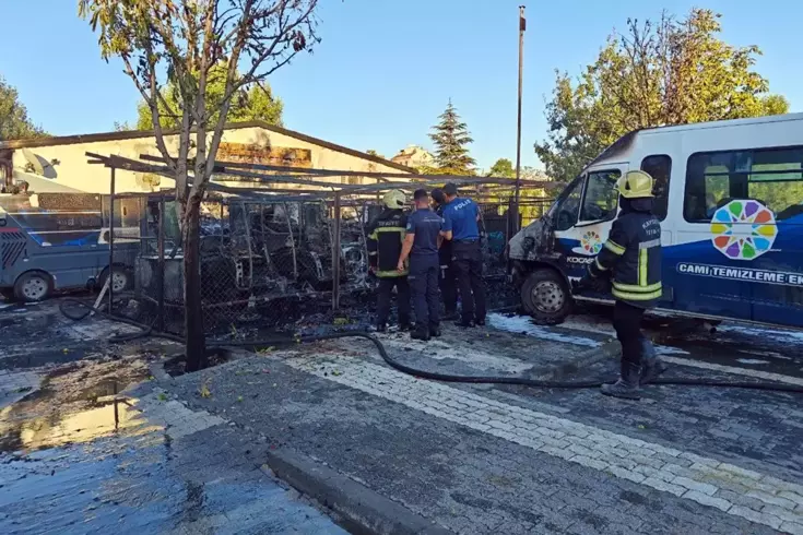 Belediyenin temizlik araçları yangında küle döndü