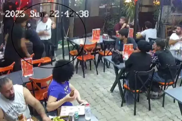 Hatay'da güvenlik görevlisi, heimlich manevrası ile kadının hayatını kurtardı