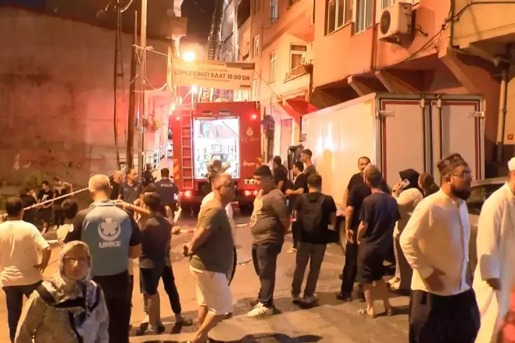 Beyoğlu'nda yangın çıkan dairedeki tüp patladı, mahalle halkı sokağa döküldü