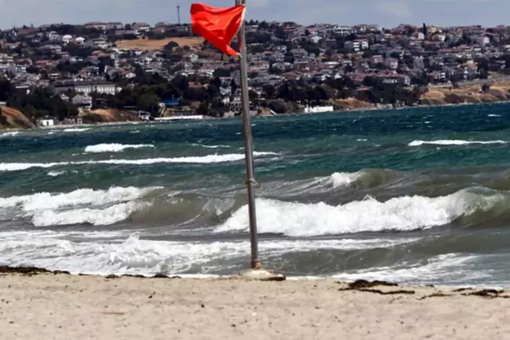 Sakarya'da kırmızı bayraklar asıldı, denize girişler yasaklandı