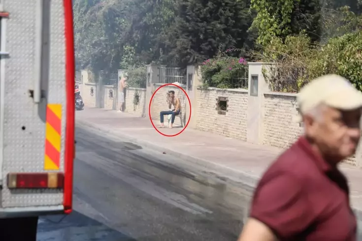 Evini ateşe verdi, yarı çıplak halde karşısına geçip seyretti