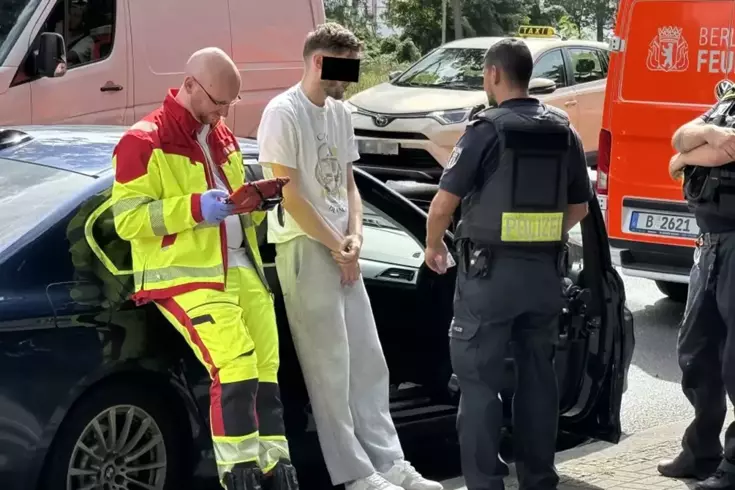Berlin'de bir araç kalabalık çocuk grubunun arasına daldı, yaralılar var