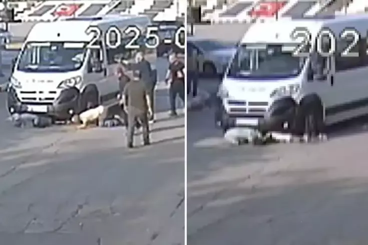 Anne ve oğlu minibüsün altında kaldı