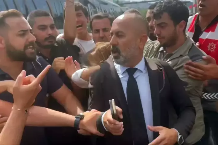 Gruptan ayrılan Gürsel Tekin'in sağ kolu, öfkeli kalabalıktan dayak yedi
