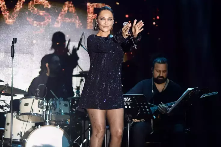Hülya Avşar bikinisiyle yerleri boyadı