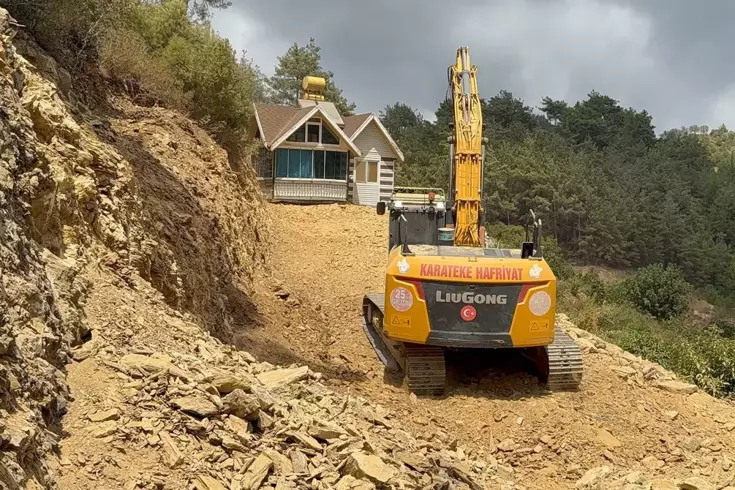 Yıkım kararı gelen evini karadan yürüterek yürüterek kaçırdı