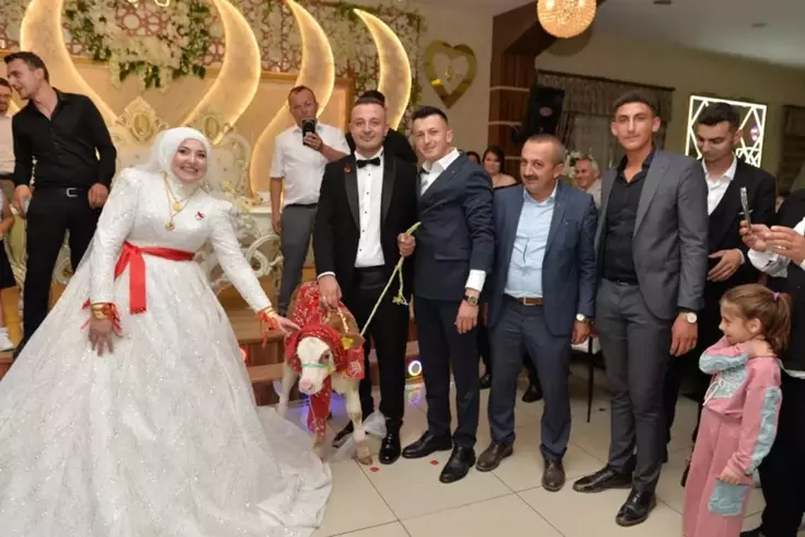 Ne altın, ne para! Yeni evlenen çifte sürpriz hediye