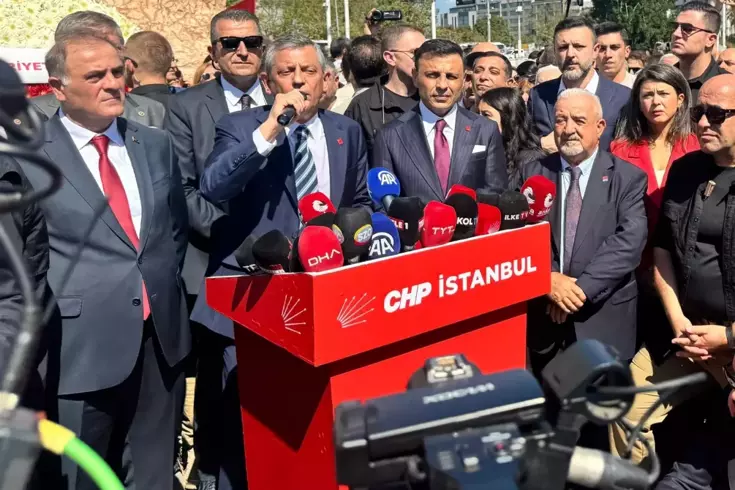 Özel Taksim'e çelenk bıraktı, Gürsel Tekin törene katılmadı