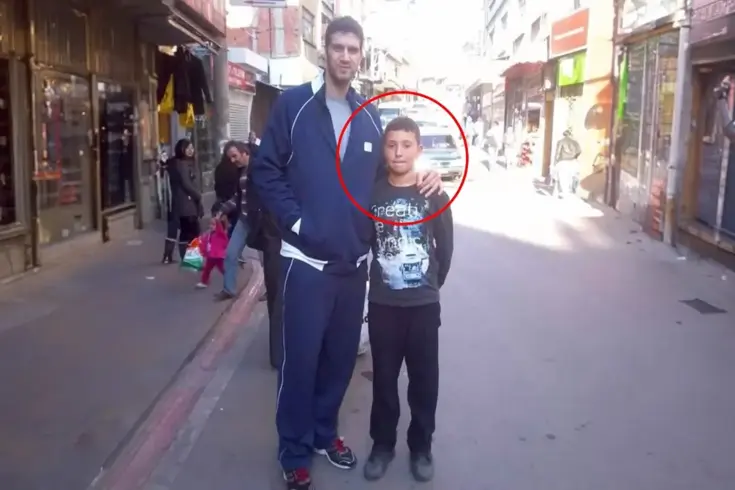 Nereden nereye! Ayakkabısı yırtık bu çocuğu şimdi bütün Türkiye tanıyor