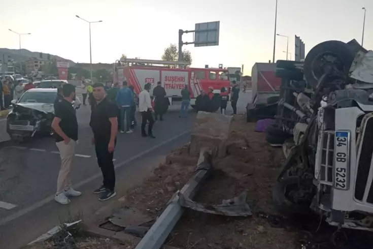 Tarım işçilerini taşıyan minibüs, otomobille çarpıştıktan sonra devrildi! 20 yaralı