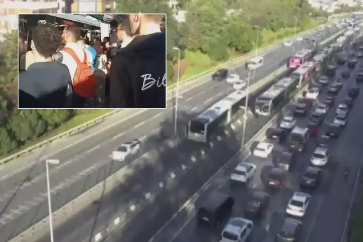 Kadıköy'de iki metrobüs çarpıştı