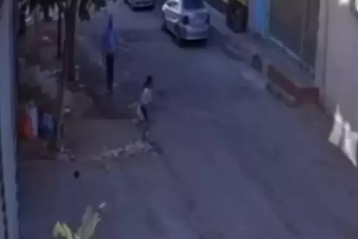 Kız çocuğunu mahalleli kurtardı! Tüm şehir bu sapığı arıyor