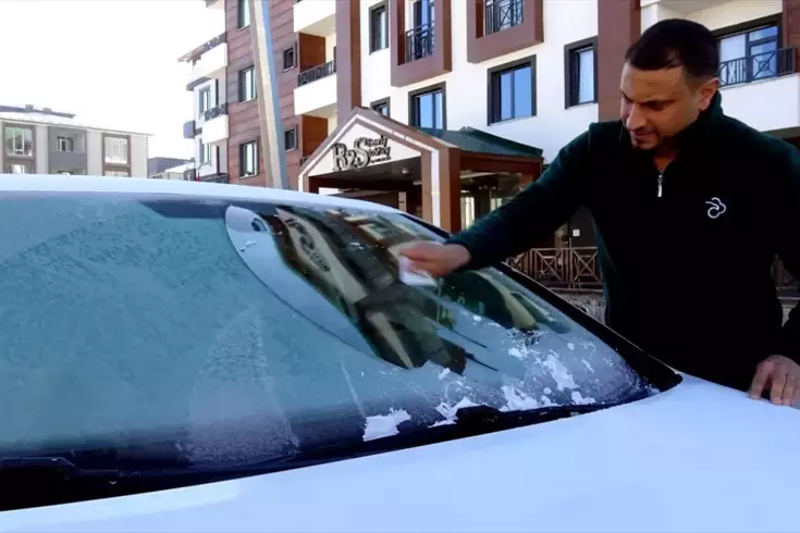 Kars Sarıkamış'ta sıcaklık eksilere düştü, araç camları buz tuttu