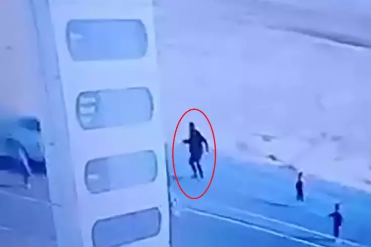 Yola fırlayan çocukları kurtarmak isterken hayatını kaybetti