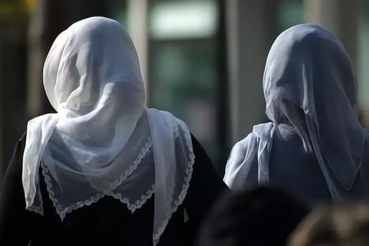KKTC'de liselerde başörtüsünü serbest bırakan tüzüğü Anayasa Mahkemesi iptal etti
