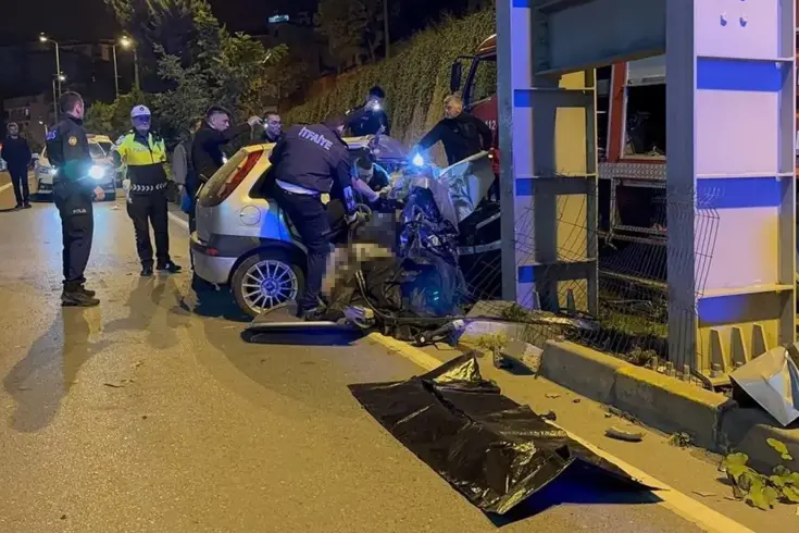 Üst geçide çarpan otomobil ortadan ikiye katlandı: 2 kişi can verdi