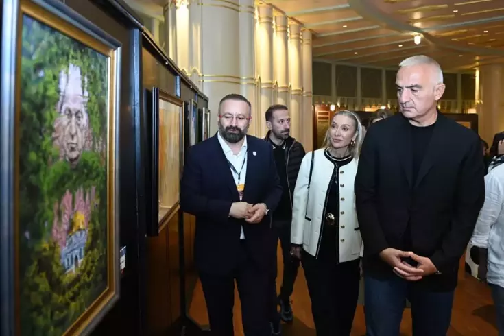 Bakan Ersoy eşiyle Beyoğlu'nda sanat turuna çıktı