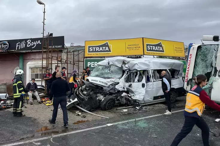 İşçi servisi ile kamyon kafa kafaya çarpıştı: 3 ölü, 9 yaralı