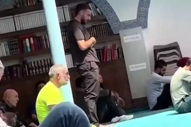 Milli futbolcu namaz kılarken görüntülendi