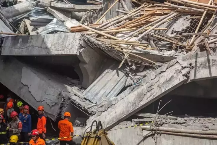 Endonezya'da yatılı okul çöktü: 3 ölü, 38 kişi enkaz altında