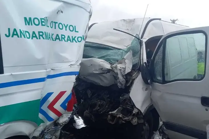 Jandarma aracına minibüs çarptı! 2 asker şehit oldu, 1 kişi hayatını kaybetti