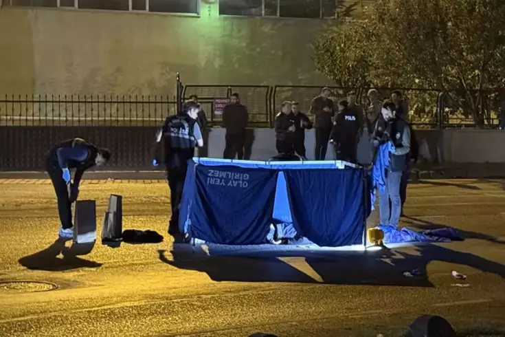 Arnavutköy'de esrarengiz cinayet! Polis yeleği giymiş şahsın kafasına sıkıp kaçtılar