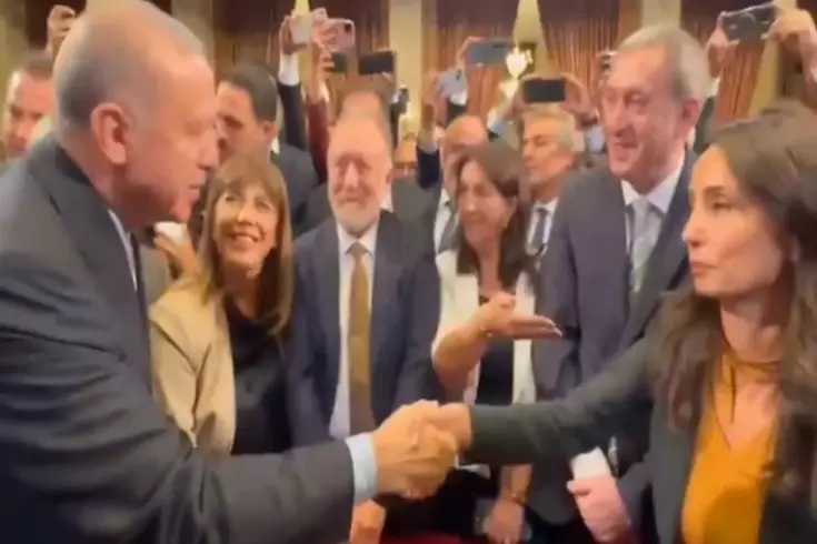 Cumhurbaşkanı Erdoğan, Genel Kurul'da fark etmediği DEM Partili Hatimoğulları'yla resepsiyonda tokalaştı: Kusura bakmayın