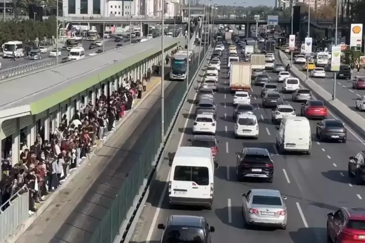 Deprem sonrası büyük panik! Aracını alan sokağa çıktı, trafik kilitlendi