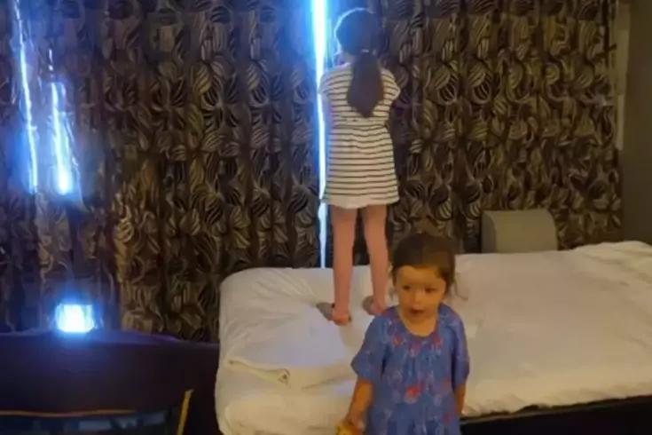 Otel odasının perdesini aralayınca gördükleri karşısında şok oldular