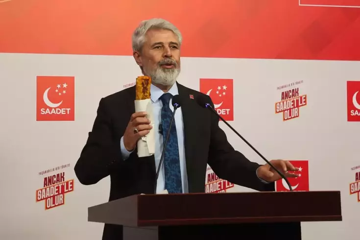 Kürsüye elinde tavuk dürümle çıkıp Dürümflasyon hesabı yaptı