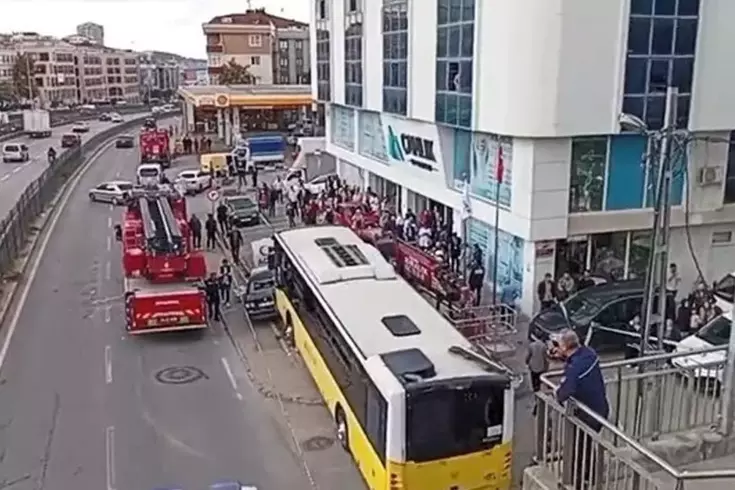 Çekmeköy'de otobüs durağa daldı: 1 ölü, 4 yaralı