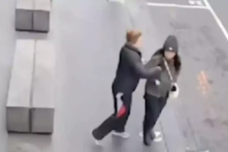Genç kadın, işe giderken tanımadığı kişi tarafından bıçaklandı