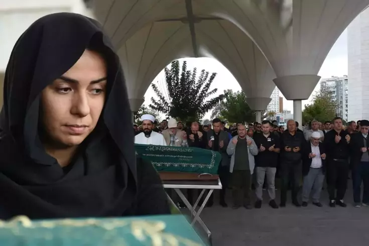 Ünlü isme büyük vefasızlık: Son yolculuğuna bir avuç insan uğurladı