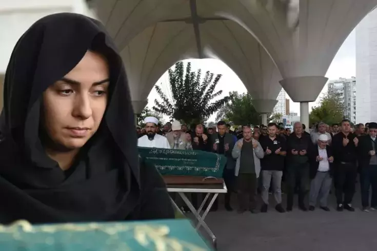 Ünlü isme büyük vefasızlık: Son yolculuğuna bir avuç insan uğurladı