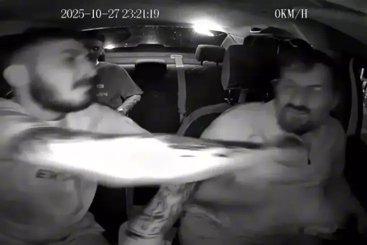 التكسي سائقًا ضربه عدة مرات ووجه له الشتائم.