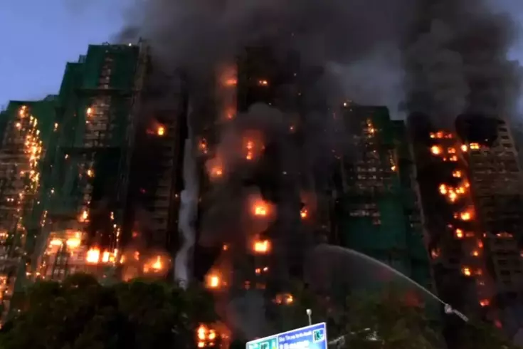 Hong Kong'da dev yangın! 2 bin dairelik site alev alev yanıyor, ölü ve yaralılar var