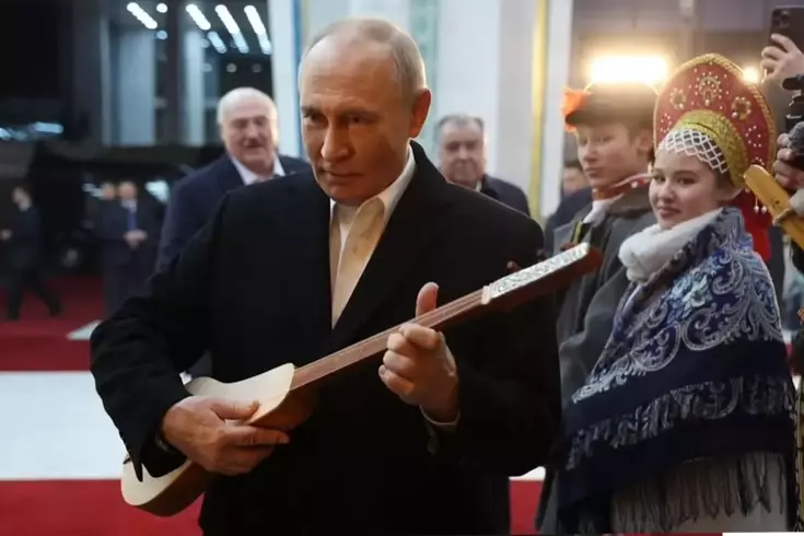 Putin, Kırgızistan'da kopuz çalmayı denedi