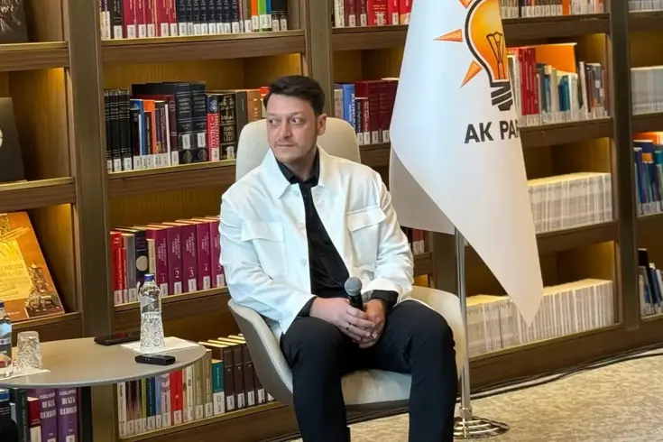 Mesut Özil, ''Telefonundaki en ünlü kim?'' sorusunu düşünmeden yanıtladı: Gerisi yalan