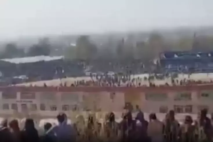 Afganistan'da 13 yaşındaki çocuk, ailesinin katilini binlerce kişinin önünde infaz etti