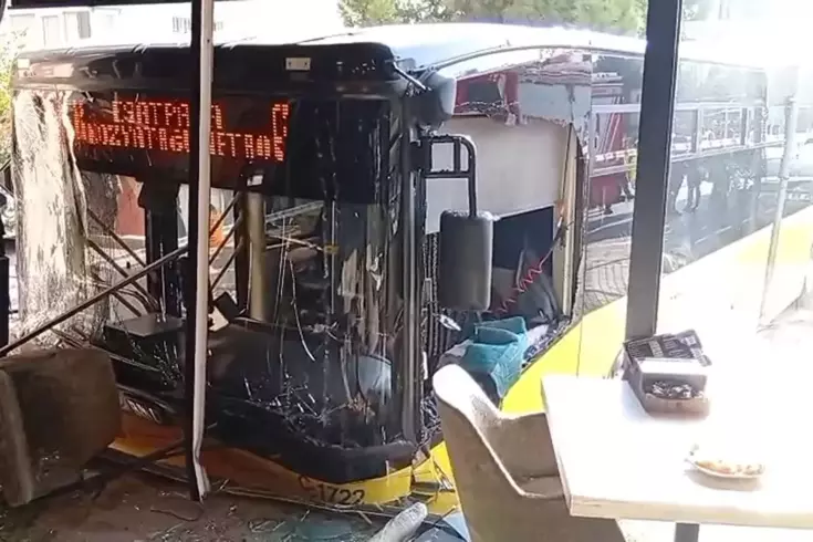 İETT otobüsü börekçiye daldı! Yaralılar var