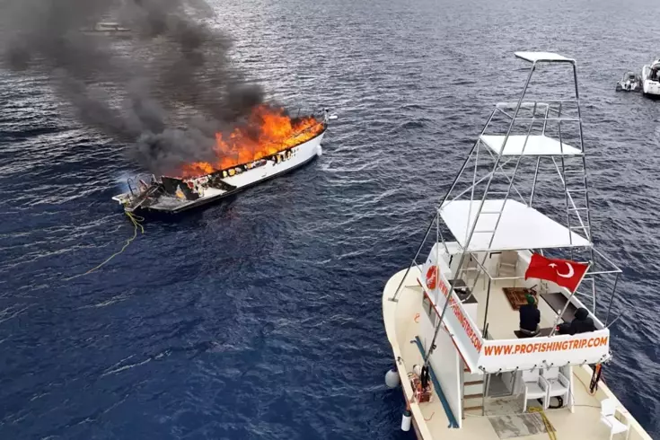 Kalkan açıklarında lüks teknenin alev alev yandığı anlar dronla görüntülendi