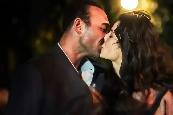 Eşref Rüya dizisine damga vuran öpüşme sahnesi: Şeftali gibi tadı var