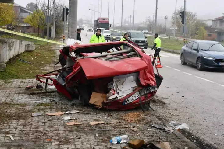 Feci kaza! Kamyonun çarptığı araç kağıt gibi katlandı
