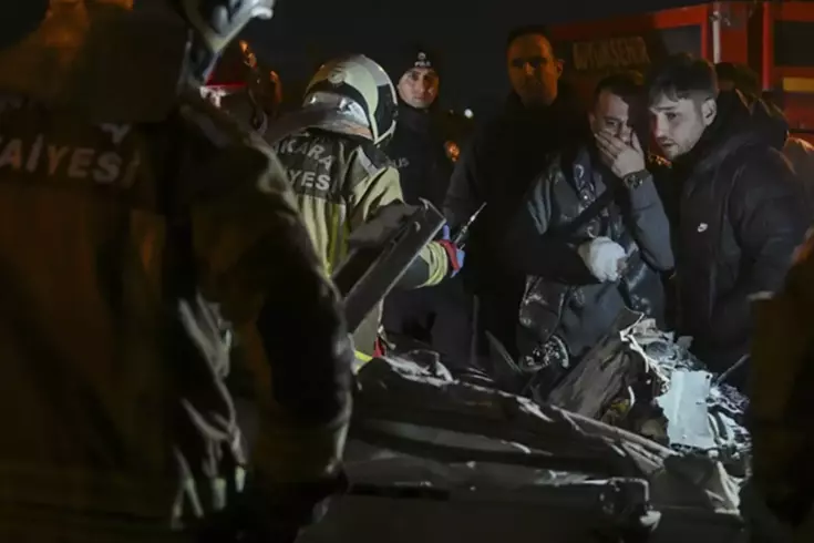 Kazayı gören dondu kaldı! Otomobil tırın altına girdi: 2 ölü, 1 ağır yaralı